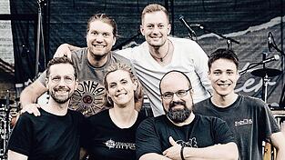 Rock, Blues und Folk aus eigener Feder: Die Band eastwood ist am Samstag, 22. März, live on stage bei der ersten 'freys music night' im Herzen der Chamer Altstadt. Rock, Blues und Folk aus eigener Feder: Die Band eastwood ist am Samstag, 22. März, live on stage bei der ersten 'freys music night' im Herzen der Chamer Altstadt.