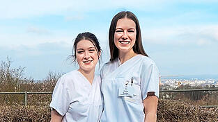Freuen sich auf ihren Hilfseinsatz in Kambodscha: Lucia Berr (links) und Sophia Schober