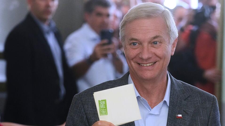 Der deutschstämmige Rechtspolitiker Kast wird wohl gegen die Kommunistin Jara in die Stichwahl ziehen. Der deutschstämmige Rechtspolitiker Kast wird wohl gegen die Kommunistin Jara in die Stichwahl ziehen.