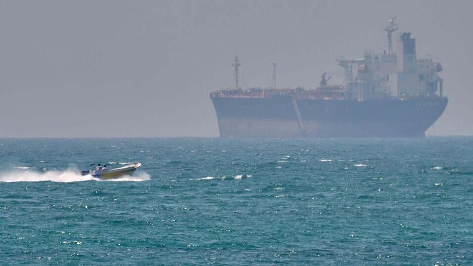 Kaum dass sie für geöffnet erklärt wurde, hat der Iran erklärt, wieder die Kontrolle über die Straße von Hormus zu übernehmen. Kaum dass sie für geöffnet erklärt wurde, hat der Iran erklärt, wieder die Kontrolle über die Straße von Hormus zu übernehmen.
