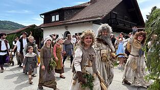 Achtung, Schrazeln: Die Festspielgruppe war beim Festzug mit dabei.
