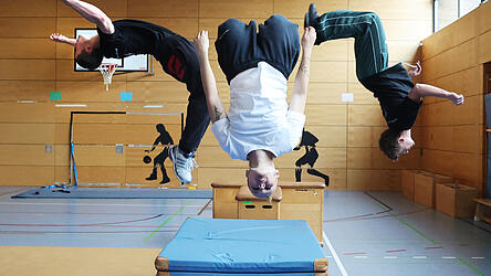 Springen, klettern, balancieren: Wie die Trainer der &bdquo;Urban Sports Academy&ldquo; zeigen, gilt es beim Parkour-Sport, ohne Hilfsmittel Hindernisse zu &uuml;berwinden. Die Sportschule gr&uuml;ndete der 2024 pl&ouml;tzlich verstorbene Parkour-Sportler Alexander Siemens; seine Trainer und Vereinsmitglieder arbeiten daran, seine Vision von einem frei zug&auml;nglichen Bewegungs- und Begegnungsort in die Realit&auml;t umzusetzen.