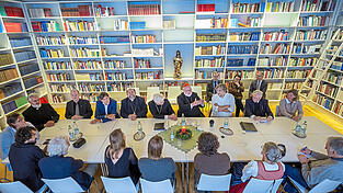 Christian St&uuml;ckl (weisses Hemd), Spielleiter der Passionsspiele, Kardinal Marx (Mitte), Bischof von M&uuml;nchen und Freising, und Heinrich Bedford-Strohm (neben Marx), Landesbischof der Evangelisch-Lutherischen Kirche und diverse Vertreter und Darsteller stellen im Erzbisch&ouml;flichen Palais den Passionstext vor.