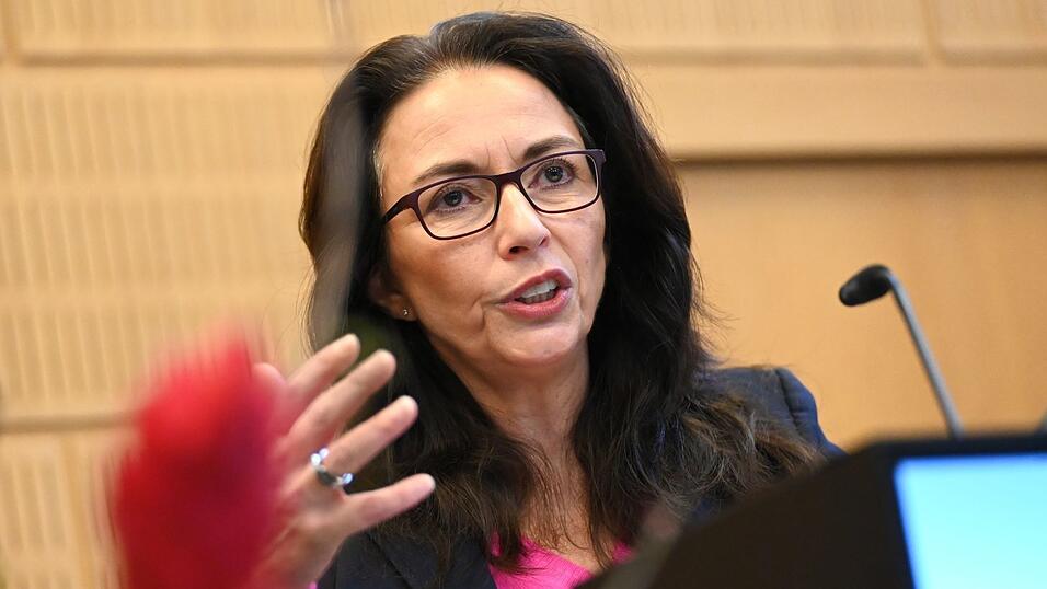 DGB-Chefin Yasmin Fahimi nennt die Debatte um Einschnitte &laquo;respektlos und sch&auml;big&raquo;. (Archivbild)