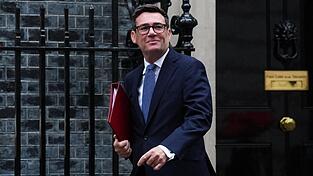 Andy Burnham spricht von einem Staat, der an den falschen Stellen zu stark und an den entscheidenden zu schwach geworden sei.