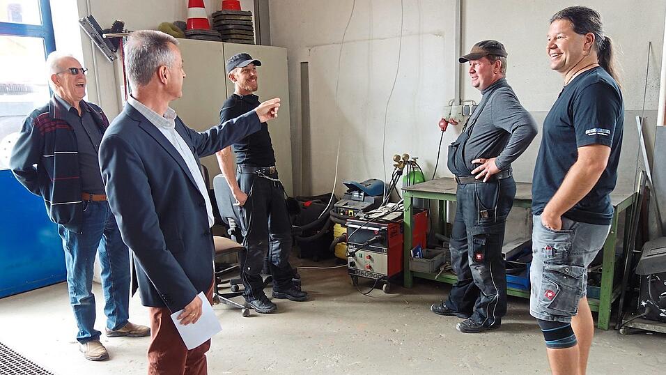 Herbert Hanwalter, Kaminkehrermeister Wechselberger und dessen Mitarbeiter, Bürgermeister Hans Biederer und Planer Georg Schmid (von rechts nach links) begutachten in der Werkstatt die Stelle des Wanddurchbruchs für die Heizung. Herbert Hanwalter, Kaminkehrermeister Wechselberger und dessen Mitarbeiter, Bürgermeister Hans Biederer und Planer Georg Schmid (von rechts nach links) begutachten in der Werkstatt die Stelle des Wanddurchbruchs für die Heizung.