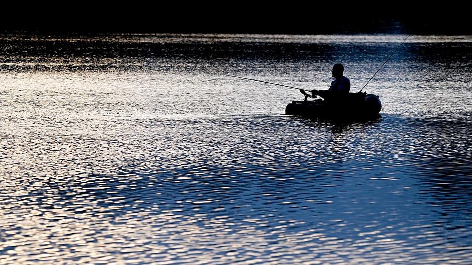 Ein Angler hat am Sonntagmorgen bei Passau beinahe einen Schiffsunfall verursacht.