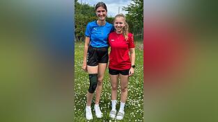 Sonja Gahr (l.) und Julia Kantsperger genossen den gemeinsamen Saisonabschluss in Plattling.