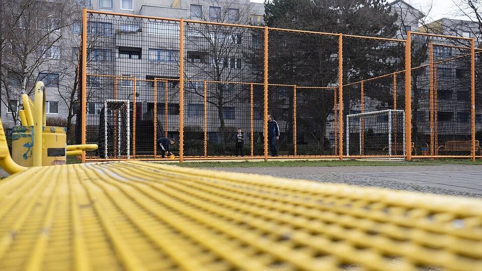 Wer auf einem Bolzplatz gekickt hat, hat etwas f&uuml;r das Leben gelernt. (Archivbild)