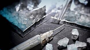 Mehrere Personen im Kreis Landshut sollen unter anderem mit Crystal gehandelt haben.