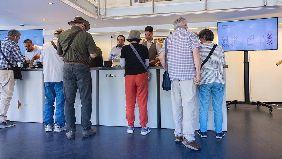Am Roncalliplatz 2, s&uuml;dlich des Doms, werden Tickets verkauft.