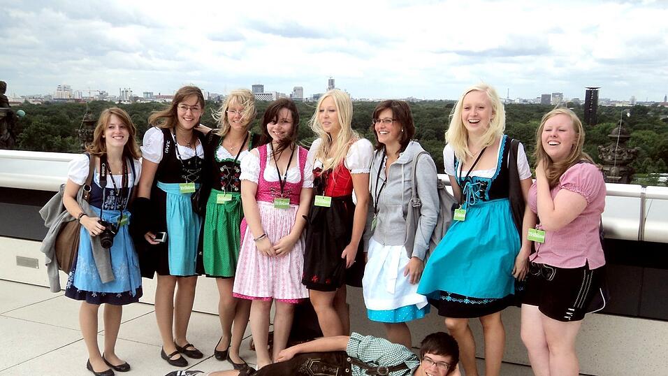 Einige von Davids Klasse (auch David selbst, Mitte) besuchten den Bundestag in Tracht. Einige von Davids Klasse (auch David selbst, Mitte) besuchten den Bundestag in Tracht.