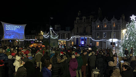 Am Weihnachtsabend werden am Marktplatz gemeinsam Weihnachtslieder gesungen.