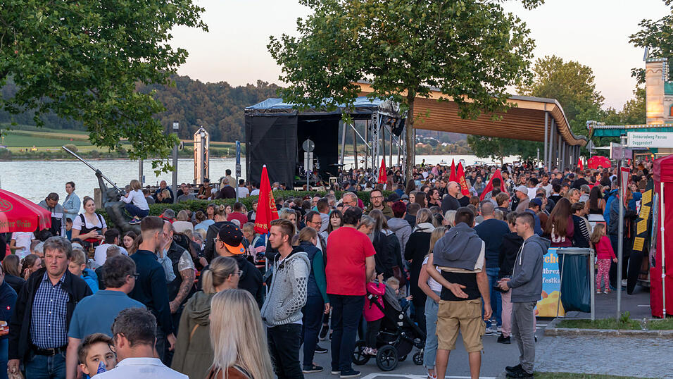 Bereits ab 20 Uhr stieg die Party beiderseits der Donau, um 22 Uhr dann begeisterte das feurige Spektakel auf der Donaubrücke die Gäste. Bereits ab 20 Uhr stieg die Party beiderseits der Donau, um 22 Uhr dann begeisterte das feurige Spektakel auf der Donaubrücke die Gäste.