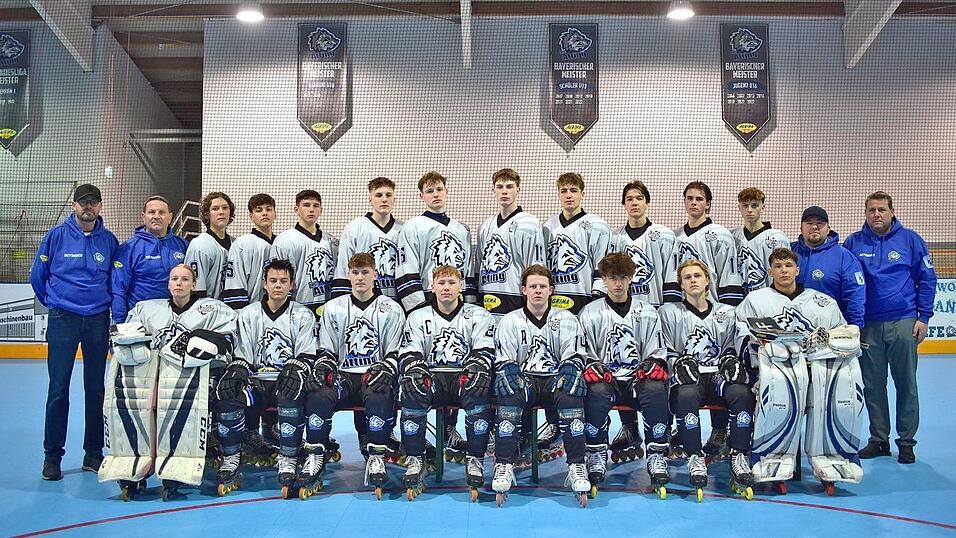 Die U19 des IHC Atting hat viele Spieler, die schon bei anderen großen Nachwuchserfolgen des Vereins dabei waren. Die U19 des IHC Atting hat viele Spieler, die schon bei anderen großen Nachwuchserfolgen des Vereins dabei waren.