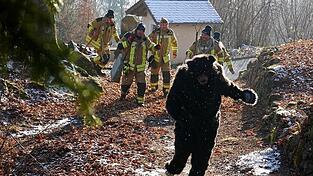 Die Haderstadler Männer schrecken mit ihren riesigen Schellen den Bär aus seinem Versteck auf. Die Haderstadler Männer schrecken mit ihren riesigen Schellen den Bär aus seinem Versteck auf.