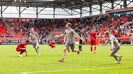 Sp&auml;ter Jahn-Jubel im Hinspiel nach dem 1:1-Ausgleich durch Noel Eichinger (Mitte): An diesem Freitagabend w&uuml;nshen sich die SSV-Fans gegen Ingolstadt selbstredend einen Sieg.