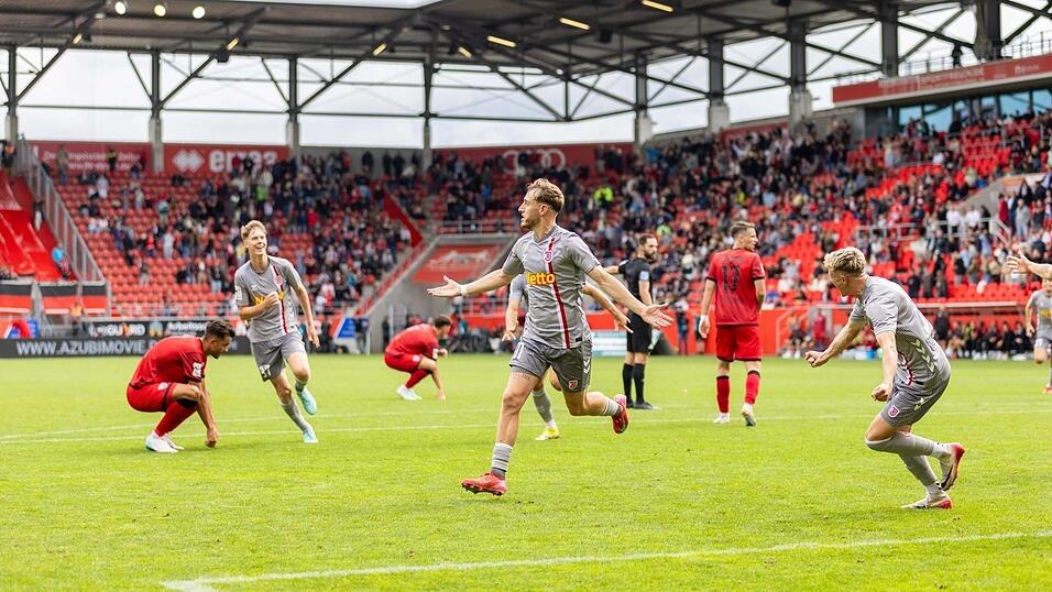 Sp&auml;ter Jahn-Jubel im Hinspiel nach dem 1:1-Ausgleich durch Noel Eichinger (Mitte): An diesem Freitagabend w&uuml;nshen sich die SSV-Fans gegen Ingolstadt selbstredend einen Sieg.