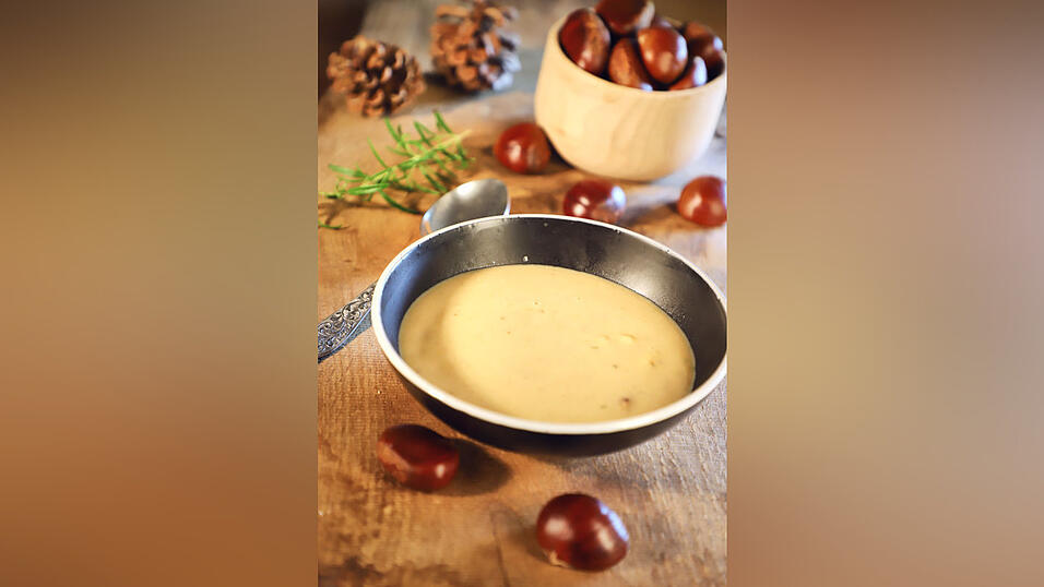 Die französische Maronensuppe mit frischem Rosmarin.