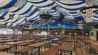 Tische und Bänke stehen: Am Samstag ziehen wieder Hunderte Gäste in das Festzelt ein. Tische und Bänke stehen: Am Samstag ziehen wieder Hunderte Gäste in das Festzelt ein.