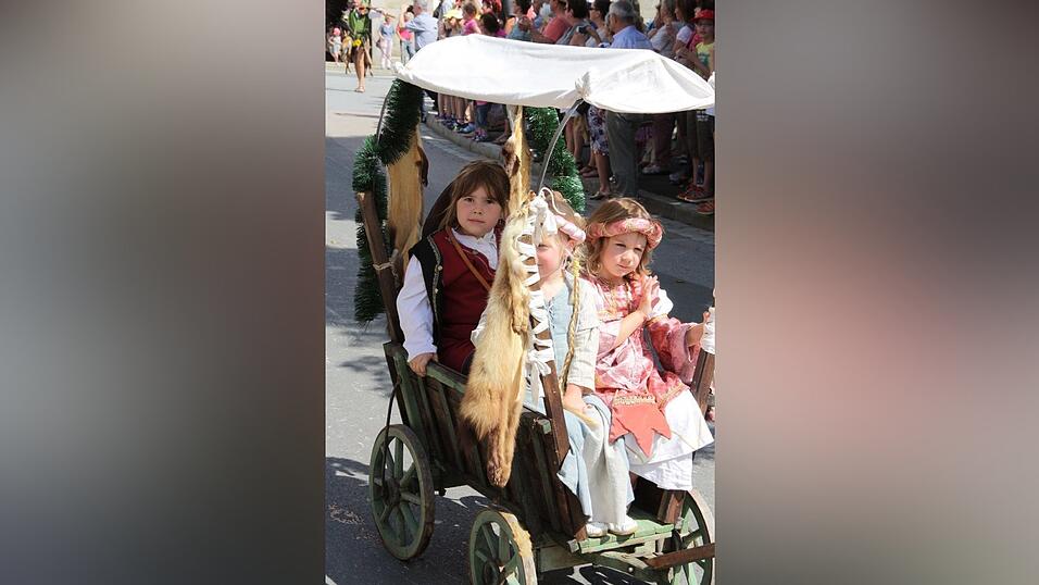 Die schönsten Augenblicke des historischen Drachenstich-Festzuges 2016. Die schönsten Augenblicke des historischen Drachenstich-Festzuges 2016.