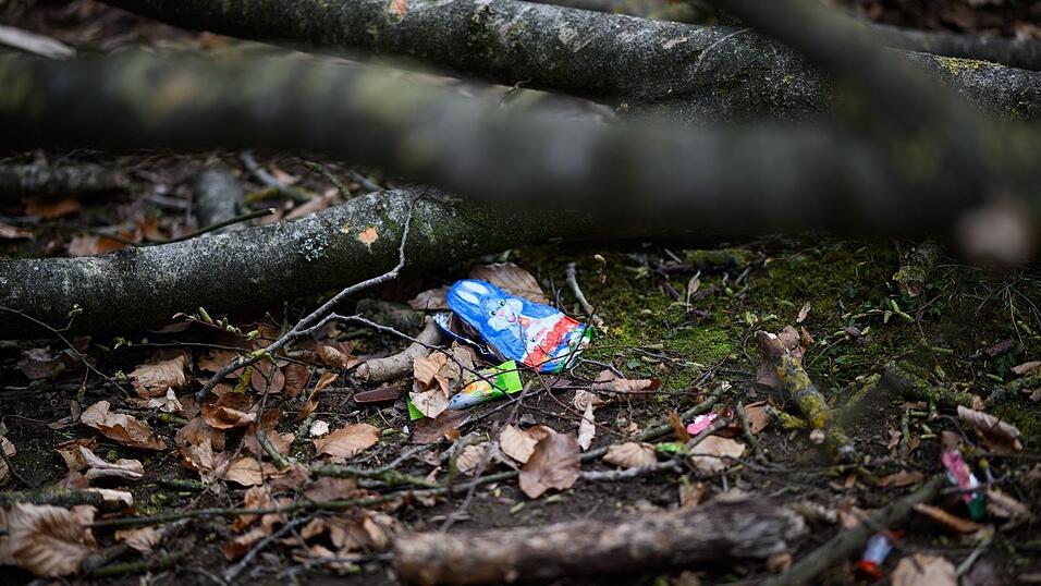 Am Ungl&uuml;cksort liegen noch Oster-S&uuml;&szlig;igkeiten.