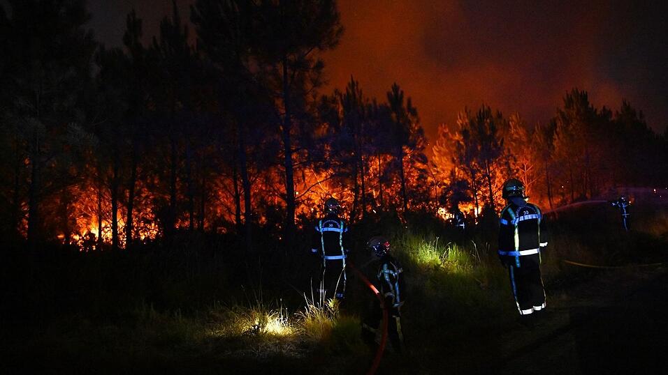 Die L&ouml;scheins&auml;tze der Feuerwehr halten &uuml;ber Nacht an.