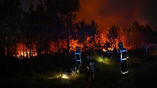 Die L&ouml;scheins&auml;tze der Feuerwehr halten &uuml;ber Nacht an.