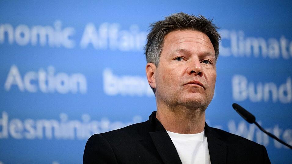 Bundeswirtschaftsminister Robert Habeck reagiert auf die hohen Preise an Tankstellen. Bundeswirtschaftsminister Robert Habeck reagiert auf die hohen Preise an Tankstellen.