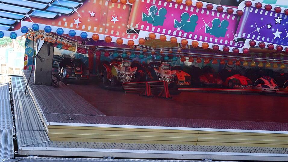 Acht Tage vor Beginn des Gäubodenvolksfestes laufen die Aufbauarbeiten am Festplatz Am Hagen auf Hochtouren. Acht Tage vor Beginn des Gäubodenvolksfestes laufen die Aufbauarbeiten am Festplatz Am Hagen auf Hochtouren.