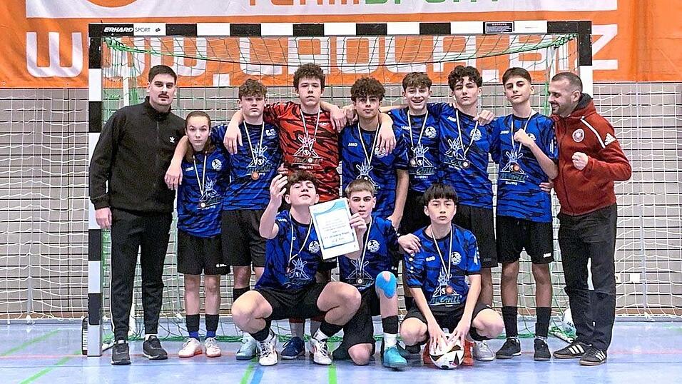 Mit Platz drei im Kreis für die 'Niederbayerische' qualifiziert: die C-Junioren der JFG Straubing-Bogen. Mit Platz drei im Kreis für die 'Niederbayerische' qualifiziert: die C-Junioren der JFG Straubing-Bogen.