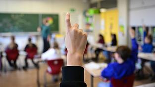 Mit ihrem Vorschlag, einer linken Klimaaktivistin aus Bayern ein Lehramts-Referendariat in Mecklenburg-Vorpommern anzubieten, hat die GEW eine Debatte ausgelöst. (Illustration)