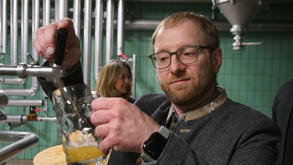 Braumeister Stefan Blieninger zapfte k&uuml;rzlich das unfiltrierte Zwickel-Bier, mit dem auf ein fr&ouml;hliches Jubil&auml;umsvolksfest in Vilsbiburg angesto&szlig;en wurde.