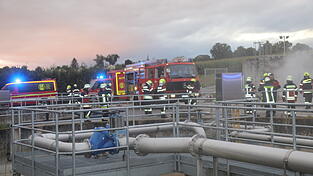 Schwelbrand in der Kläranlage, die engen Platzverhältnisse auf dem Klärwerkgelände erschwerten die Einsatzbedingungen.