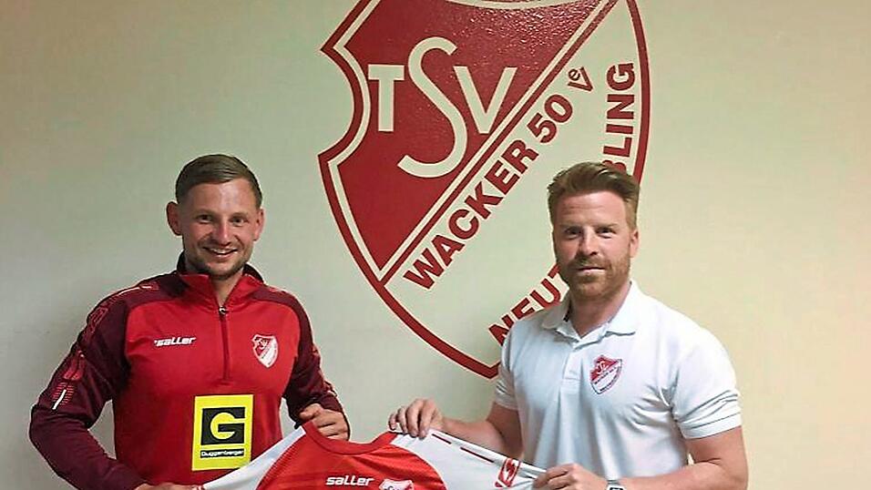 Abteilungsleiter Alexander Eirich (links) präsentiert mit Marc Müller den neuen Trainer des TSV Neutraubling.