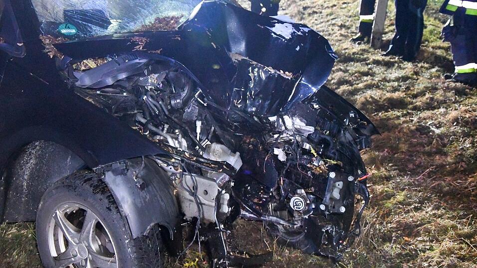 Bei Sinzing kam es zu einem schweren Unfall. (Symbolbild)