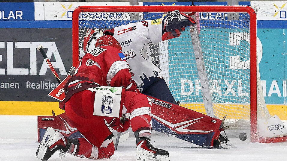 Präzisionsarbeit - selbst im Knien: EVL-Stürmer Jakob Mayenschein (im roten Leiberl) markierte gegen EHC-Keeper Fabian Hegmann in Überzahl das 2:0. Doch selbst nach einer Drei-Tore-Führung mussten die Landshuter am Ende nochmal um den Dreier zittern. Präzisionsarbeit - selbst im Knien: EVL-Stürmer Jakob Mayenschein (im roten Leiberl) markierte gegen EHC-Keeper Fabian Hegmann in Überzahl das 2:0. Doch selbst nach einer Drei-Tore-Führung mussten die Landshuter am Ende nochmal um den Dreier zittern.