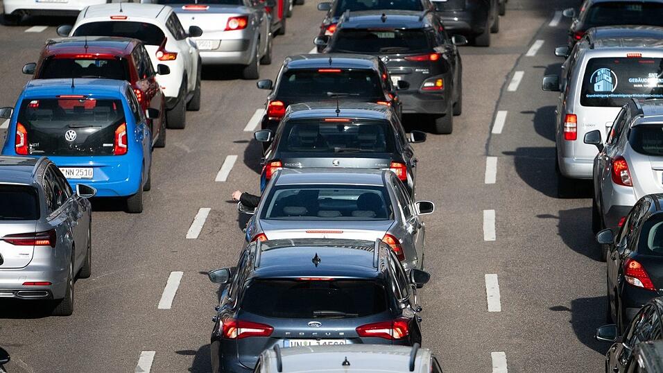 Auf den Autobahnen im Süden des Freistaats soll es zum Wochenende eng werden. (Archivbild) Auf den Autobahnen im Süden des Freistaats soll es zum Wochenende eng werden. (Archivbild)