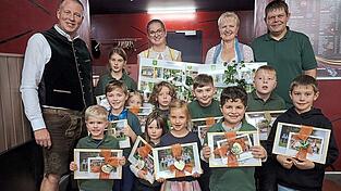 Ganz stolz präsentierten die Festkinder ihre Erinnerungsgeschenke. Ganz stolz präsentierten die Festkinder ihre Erinnerungsgeschenke.