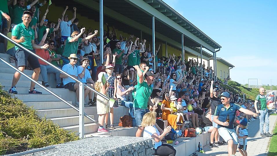 Wo sonst Fußballtore bejubelt werden, trifft man sich am vierten Adventssonntag zum ersten Geisenhausener Stadionsingen.