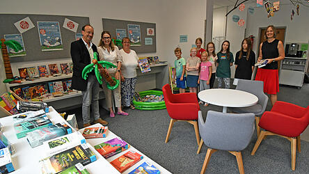 Der Leiter der Kreis- und Stadtbibliothek, Dr. Bernhard Steininger, mit B&uuml;rgermeisterin Sibylle Entwistle und Veronika Riedl, den ersten Club-Mitgliedern und der Bibliotheksbeauftragten Hannelore Vogelsang (von links).