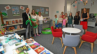 Der Leiter der Kreis- und Stadtbibliothek, Dr. Bernhard Steininger, mit Bürgermeisterin Sibylle Entwistle und Veronika Riedl, den ersten Club-Mitgliedern und der Bibliotheksbeauftragten Hannelore Vogelsang (von links). Der Leiter der Kreis- und Stadtbibliothek, Dr. Bernhard Steininger, mit Bürgermeisterin Sibylle Entwistle und Veronika Riedl, den ersten Club-Mitgliedern und der Bibliotheksbeauftragten Hannelore Vogelsang (von links).