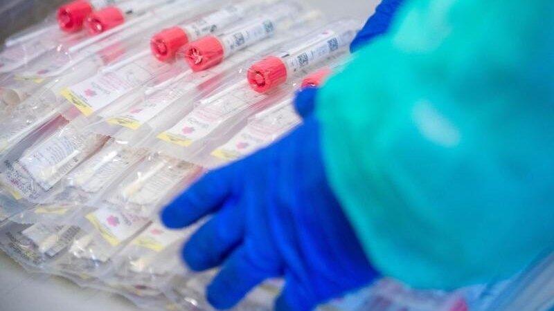 Der Landkreis Dingolfing-Landau reißt nach Angaben des Landratsamtes den kritischen Corona-Schwellenwert von 50 bei der Sieben-Tage-Inzidenz. (Symbolbild) Der Landkreis Dingolfing-Landau reißt nach Angaben des Landratsamtes den kritischen Corona-Schwellenwert von 50 bei der Sieben-Tage-Inzidenz. (Symbolbild)