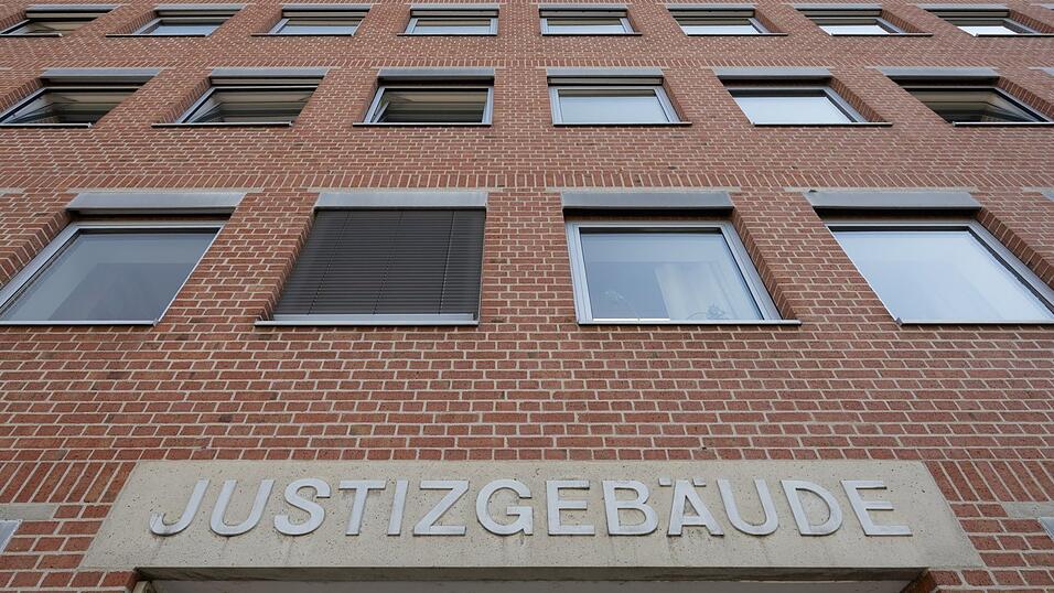 In Freising soll eine Frau ihren Partner umgebracht haben, um an dessen Vermögen zu kommen. Zu Prozessbeginn schwieg sie.