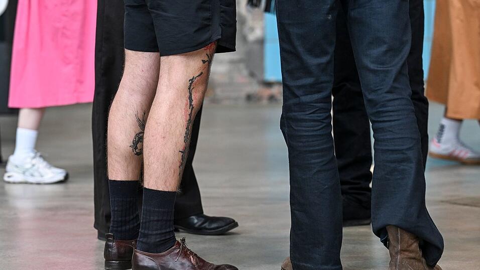 Kurze Hose und schwarze Socken geht auch - Aufnahme während der Berlin Fashion Week Anfang Juli. (Archivbild) Kurze Hose und schwarze Socken geht auch - Aufnahme während der Berlin Fashion Week Anfang Juli. (Archivbild)
