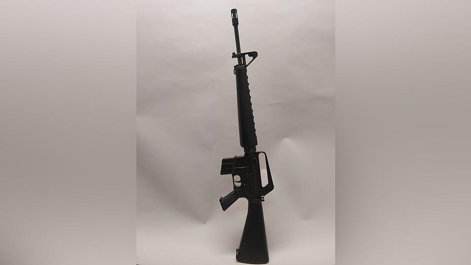 Die Attrape eines US-Sturmgewehrs. Die Attrape eines US-Sturmgewehrs.