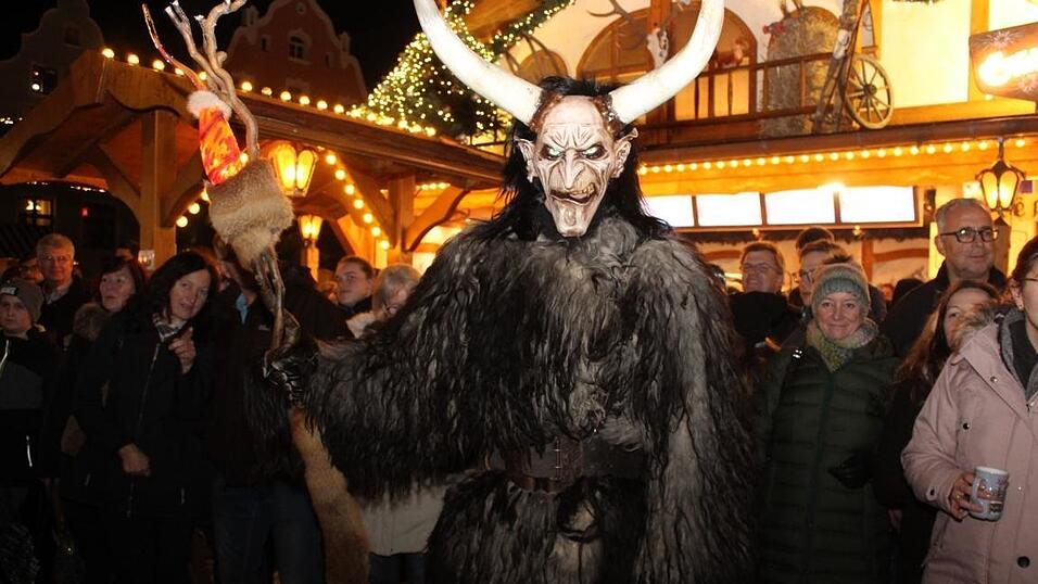 Die Perchtengruppe 'Frisinger Fratz'n' trat am Mittwochabend auf dem Landshuter Christkindlmarkt auf. Die Perchtengruppe 'Frisinger Fratz'n' trat am Mittwochabend auf dem Landshuter Christkindlmarkt auf.