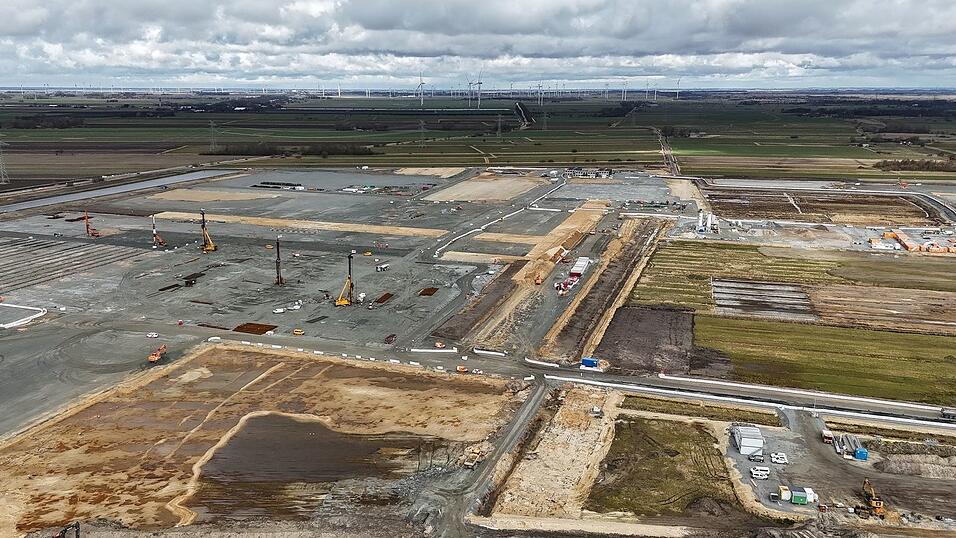 Blick auf die Baustelle bei Heide, wo die hiesige Northvolt-Fabrik entstehen soll. (Archivbild) Blick auf die Baustelle bei Heide, wo die hiesige Northvolt-Fabrik entstehen soll. (Archivbild)