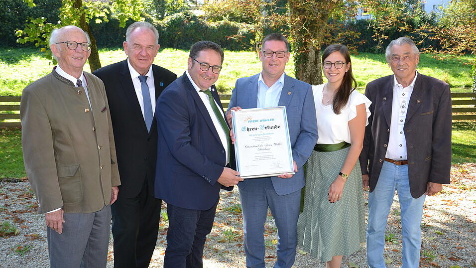 Vorsitzender und Bürgermeister Helmut Fichtner (3. v. r.) sowie seine Stellvertreterin Katharina Schweigard freuten sich über die Glückwünsche von Wirtschaftsstaatssekretär Tobias Gotthardt (3. v. l.) und FW-Kreisvorsitzendem Christian Nerb (2. v. l). Mit auf dem Bild die beiden FW-Granden Altlandrat Hubert Faltermeier (links) sowie Altbürgermeister und Ehrenbürger Sepp Egger. Vorsitzender und Bürgermeister Helmut Fichtner (3. v. r.) sowie seine Stellvertreterin Katharina Schweigard freuten sich über die Glückwünsche von Wirtschaftsstaatssekretär Tobias Gotthardt (3. v. l.) und FW-Kreisvorsitzendem Christian Nerb (2. v. l). Mit auf dem Bild die beiden FW-Granden Altlandrat Hubert Faltermeier (links) sowie Altbürgermeister und Ehrenbürger Sepp Egger.