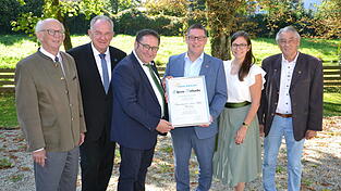 Vorsitzender und Bürgermeister Helmut Fichtner (3. v. r.) sowie seine Stellvertreterin Katharina Schweigard freuten sich über die Glückwünsche von Wirtschaftsstaatssekretär Tobias Gotthardt (3. v. l.) und FW-Kreisvorsitzendem Christian Nerb (2. v. l). Mit auf dem Bild die beiden FW-Granden Altlandrat Hubert Faltermeier (links) sowie Altbürgermeister und Ehrenbürger Sepp Egger.